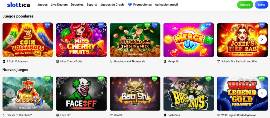 Vista de la sección de juegos en Slottica Chile con tragamonedas populares como “3 Coin Volcanoes”, “Miss Cherry Fruits” y nuevos lanzamientos como “Chests of Cai Shen 2” y “Wolf Legend Gold Megaways”.